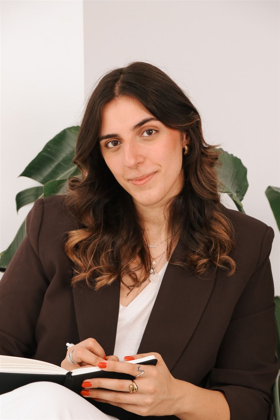 Joana Moreira com um caderno, a planear conteúdos